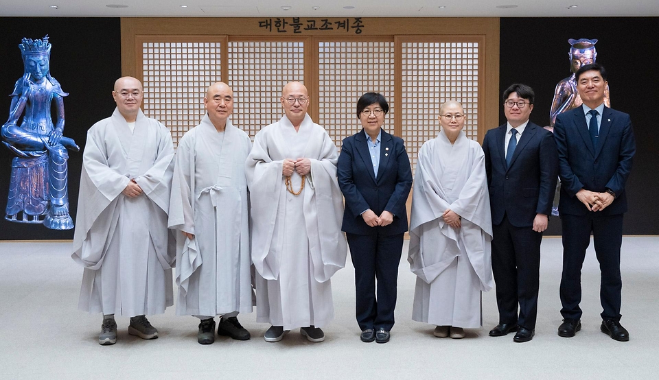 정은경 보건복지부 장관이 대한불교조계종 한국불교문화사업단과 함께 6월 10일 서울 종로구 조계종 총무원에서 실종아동 가족 등에 템플스테이를 통한 가족회복의 기회를 제공하는 '가족보듬' 사업 업무협약을 체결하고 있다.