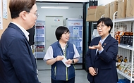 정은경 보건복지부장관이 6월 10일 서울 종로구에 소재한 '창신동 쪽방상담소'를 방문해 여름철 취약계층 보호대책 추진상황을 점검하고 일선 현장에서 애쓰는 관계자들을 격려하고 있다.