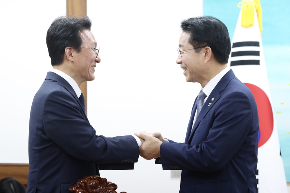 김민석 국무총리가 6월 10일 여의도 국회에서 조정식 신임 국회의장을 예방, 인사 및 환담을 나누고 있다.
