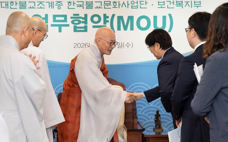 정은경 보건복지부 장관이 대한불교조계종 한국불교문화사업단과 함께 6월 10일 서울 종로구 조계종 총무원에서 실종아동 가족 등에 템플스테이를 통한 가족회복의 기회를 제공하는 '가족보듬' 사업 업무협약을 체결하고 있다.