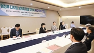 원민경 성평등가족부 장관이 6월 9일 정부서울청사에서 열린 범정부 디지털 성범죄 대응 협의체 첫 회의에 참석해 불법 유해사이트 대응 및 제도 개선 과제 등에 관해 논의하고 있다.
