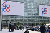 김민석 국무총리가 6월 10일 광화문광장에서 열린 제100주년 6·10 만세운동 기념식에 참석, 기념사를 하고 있다.