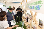 김성환 기후에너지환경부 장관이 6월 5일 서울 잠원한강공원에서 열린 2026 환경의 날 기념식에 참석해 아이들 미연과 영화배우 권율에게 기후행동 홍보대사 위촉장을 수여했다. 또한 주요 내빈들과 함께 대한민국 기후행동 출범식을 갖고, 기후행동 선언문을 낭독하고 기념촬영을 하고 있다.