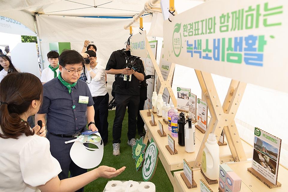 김성환 기후에너지환경부 장관이 6월 5일 서울 잠원한강공원에서 열린 2026 환경의 날 기념식에 참석해 아이들 미연과 영화배우 권율에게 기후행동 홍보대사 위촉장을 수여했다. 또한 주요 내빈들과 함께 대한민국 기후행동 출범식을 갖고, 기후행동 선언문을 낭독하고 기념촬영을 하고 있다.