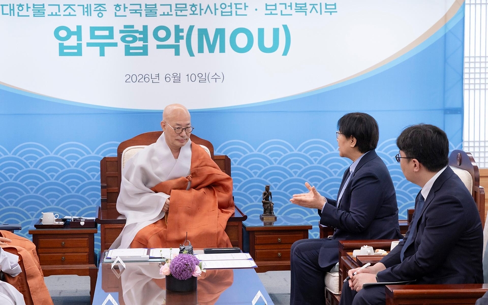 정은경 보건복지부 장관이 대한불교조계종 한국불교문화사업단과 함께 6월 10일 서울 종로구 조계종 총무원에서 실종아동 가족 등에 템플스테이를 통한 가족회복의 기회를 제공하는 '가족보듬' 사업 업무협약을 체결하고 있다.