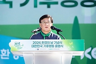 김성환 기후에너지환경부 장관이 6월 5일 서울 잠원한강공원에서 열린 2026 환경의 날 기념식에 참석해 아이들 미연과 영화배우 권율에게 기후행동 홍보대사 위촉장을 수여했다. 또한 주요 내빈들과 함께 대한민국 기후행동 출범식을 갖고, 기후행동 선언문을 낭독하고 기념촬영을 하고 있다.