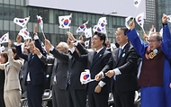김민석 국무총리가 6월 10일 광화문광장에서 열린 제100주년 6·10 만세운동 기념식에 참석, 기념사를 하고 있다.