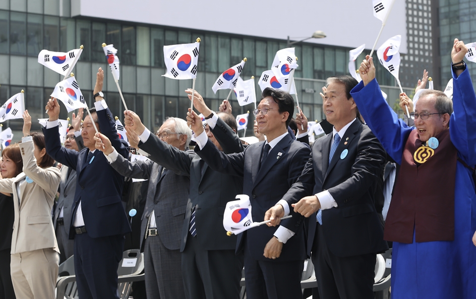 김민석 국무총리가 6월 10일 광화문광장에서 열린 제100주년 6·10 만세운동 기념식에 참석, 기념사를 하고 있다.