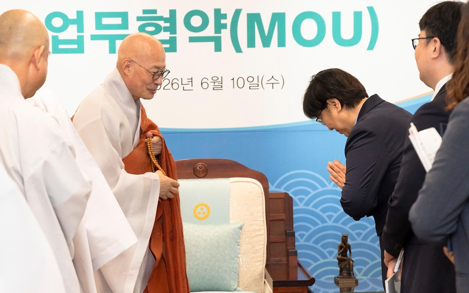 정은경 보건복지부 장관이 대한불교조계종 한국불교문화사업단과 함께 6월 10일 서울 종로구 조계종 총무원에서 실종아동 가족 등에 템플스테이를 통한 가족회복의 기회를 제공하는 '가족보듬' 사업 업무협약을 체결하고 있다.