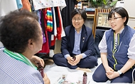 정은경 보건복지부장관이 6월 10일 서울 종로구에 소재한 '창신동 쪽방상담소'를 방문해 여름철 취약계층 보호대책 추진상황을 점검하고 일선 현장에서 애쓰는 관계자들을 격려하고 있다.