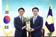 김민석 국무총리가 6월 10일 여의도 국회에서 조정식 신임 국회의장을 예방, 인사 및 환담을 나누고 있다.