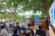 권오을 국가보훈부 장관이 6월 10일 서울시 종로구 천도교 중앙총부 정원에서 열린 6·10만세운동 100주년 기념비 제막식에 참석해 축사를 하고 있다.