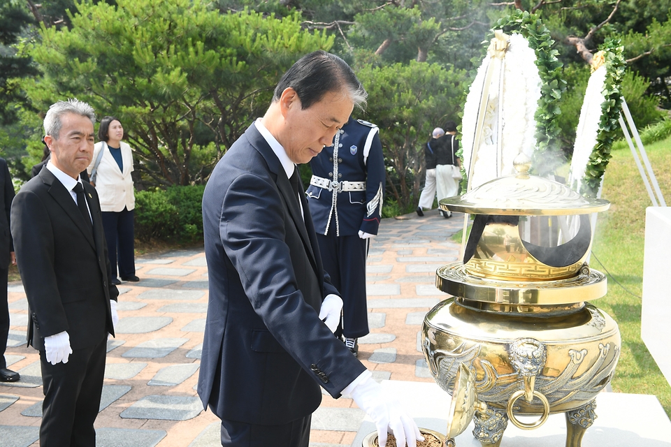 권오을 국가보훈부 장관이 6월 10일 국립서울현충원에서 열린 고 이희호 여사 서거 7주기 추모식에 참석해 헌화 및 분향을 하고 있다.