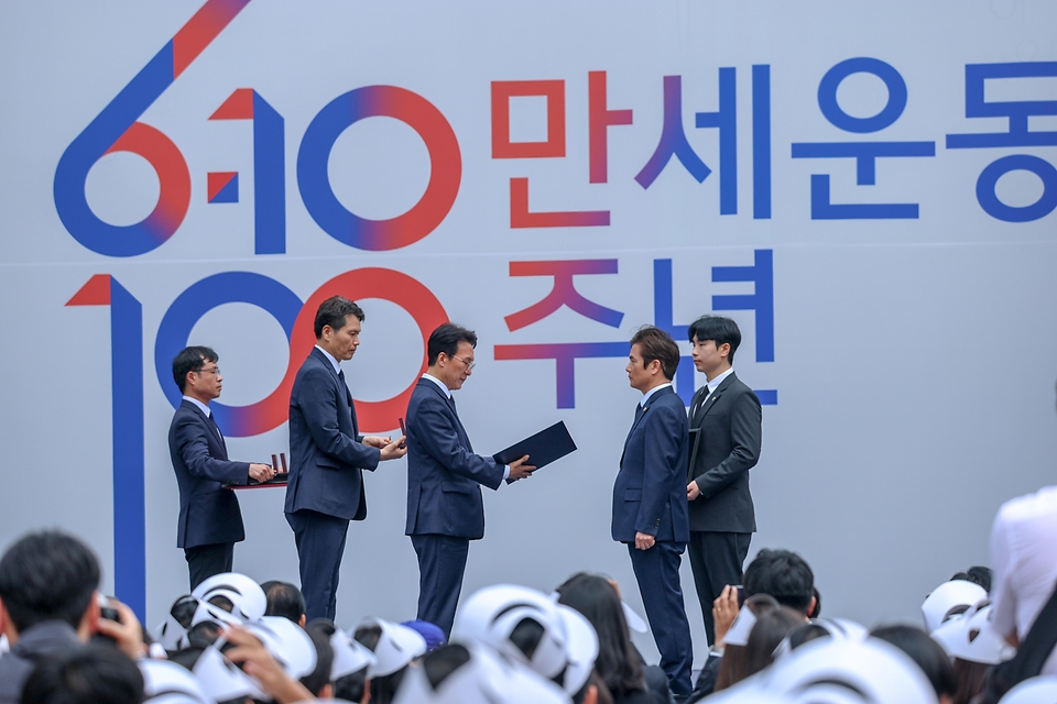 6월 10일 서울시 종로구 광화문광장에서 국가보훈부 주관으로 개최한 제100주년 6·10만세운동 기념식에 김민석 국무총리가 참석해 기념사를 하고 있다.