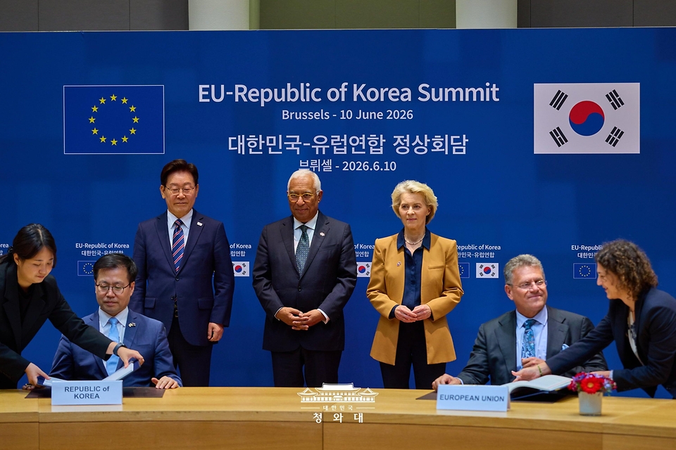 여한구 산업통상부 통상교섭본부장과 마로스 셰프초비치 EU 통상 경제 안보 집행위원이 6월 10일(현지 시간) 벨기에 브뤼셀 유럽연합(EU) 이사회에서 이재명 대통령과 안토니우 코스타 EU 정상회의 상임의장이 임석한 가운데 디지털 통상 협정을 체결하고 있다.