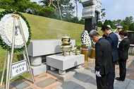 권오을 국가보훈부 장관이 6월 10일 국립서울현충원에서 열린 고 이희호 여사 서거 7주기 추모식에 참석해 헌화 및 분향을 하고 있다.