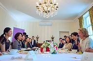 이재명 대통령과 벨기에를 방문 중인 김혜경 여사가 6월 10일(현지 시간) 브뤼셀 한국대사관에서 열린 'K-클래식 음악인과의 대화'에서 발언하고 있다.