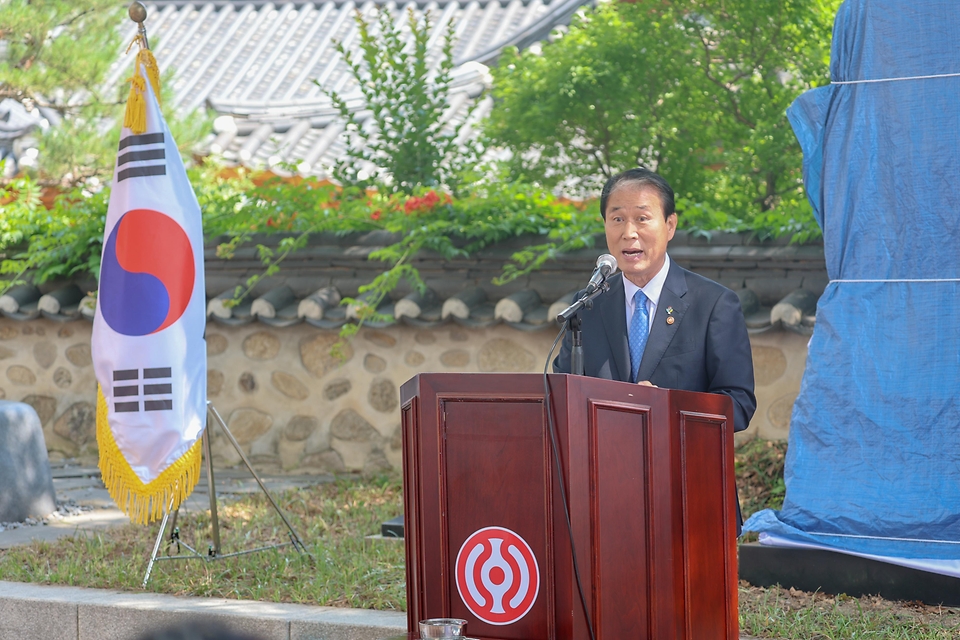 권오을 국가보훈부 장관이 6월 10일 서울시 종로구 천도교 중앙총부 정원에서 열린 6·10만세운동 100주년 기념비 제막식에 참석해 축사를 하고 있다.