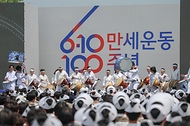 6월 10일 서울시 종로구 광화문광장에서 국가보훈부 주관으로 개최한 제100주년 6·10만세운동 기념식에 김민석 국무총리가 참석해 기념사를 하고 있다.