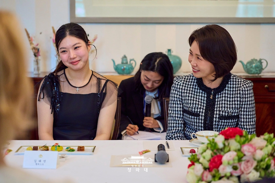 이재명 대통령과 벨기에를 방문 중인 김혜경 여사가 6월 10일(현지 시간) 브뤼셀 한국대사관에서 열린 'K-클래식 음악인과의 대화'에서 발언하고 있다.