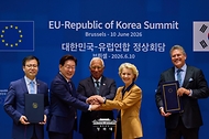  여한구 산업통상부 통상교섭본부장과 마로스 셰프초비치 EU 통상 경제 안보 집행위원이 6월 10일(현지 시간) 벨기에 브뤼셀 유럽연합(EU) 이사회에서 이재명 대통령과 안토니우 코스타 EU 정상회의 상임의장이 임석한 가운데 디지털 통상 협정을 체결한 후 기념촬영을 하고 있다.