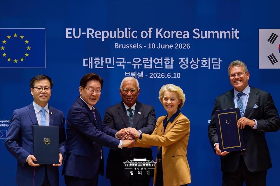  여한구 산업통상부 통상교섭본부장과 마로스 셰프초비치 EU 통상 경제 안보 집행위원이 6월 10일(현지 시간) 벨기에 브뤼셀 유럽연합(EU) 이사회에서 이재명 대통령과 안토니우 코스타 EU 정상회의 상임의장이 임석한 가운데 디지털 통상 협정을 체결한 후 기념촬영을 하고 있다.
