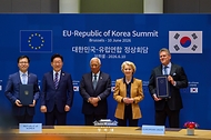 여한구 산업통상부 통상교섭본부장과 마로스 셰프초비치 EU 통상 경제 안보 집행위원이 6월 10일(현지 시간) 벨기에 브뤼셀 유럽연합(EU) 이사회에서 이재명 대통령과 안토니우 코스타 EU 정상회의 상임의장이 임석한 가운데 디지털 통상 협정을 체결한 후 기념촬영을 하고 있다.