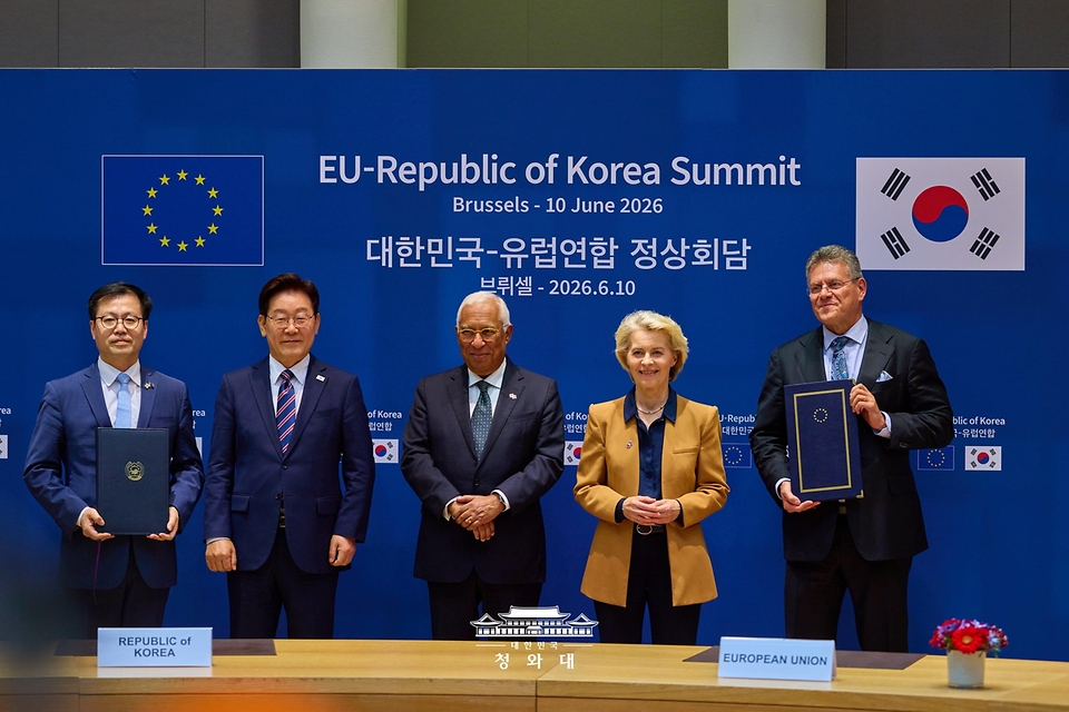 여한구 산업통상부 통상교섭본부장과 마로스 셰프초비치 EU 통상 경제 안보 집행위원이 6월 10일(현지 시간) 벨기에 브뤼셀 유럽연합(EU) 이사회에서 이재명 대통령과 안토니우 코스타 EU 정상회의 상임의장이 임석한 가운데 디지털 통상 협정을 체결한 후 기념촬영을 하고 있다.