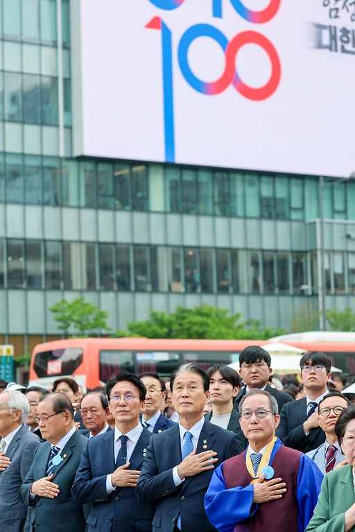 6월 10일 서울시 종로구 광화문광장에서 국가보훈부 주관으로 개최한 제100주년 6·10만세운동 기념식에 김민석 국무총리가 참석해 기념사를 하고 있다.