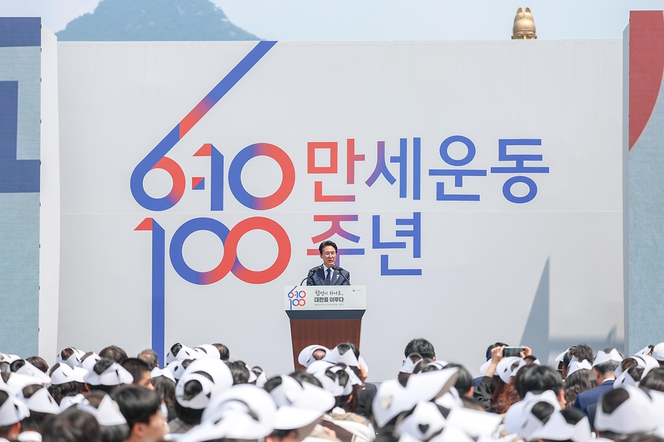 6월 10일 서울시 종로구 광화문광장에서 국가보훈부 주관으로 개최한 제100주년 6·10만세운동 기념식에 김민석 국무총리가 참석해 기념사를 하고 있다.