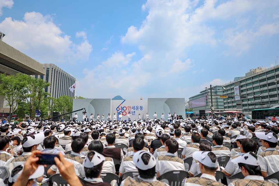 6월 10일 서울시 종로구 광화문광장에서 국가보훈부 주관으로 개최한 제100주년 6·10만세운동 기념식에 김민석 국무총리가 참석해 기념사를 하고 있다.