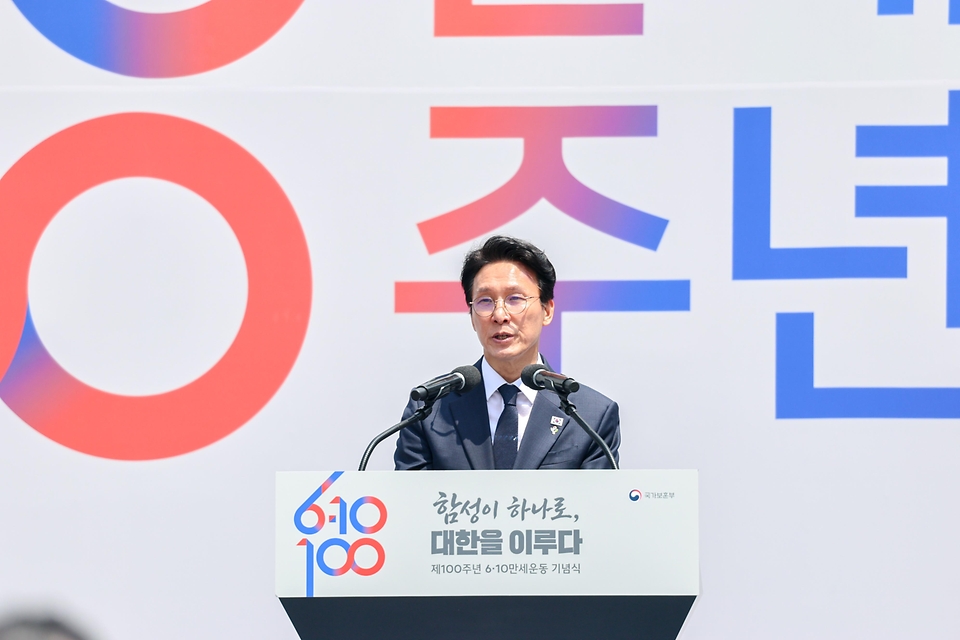 6월 10일 서울시 종로구 광화문광장에서 국가보훈부 주관으로 개최한 제100주년 6·10만세운동 기념식에 김민석 국무총리가 참석해 기념사를 하고 있다.