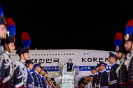 G7 정상회의 참석 계기 이탈리아를 방문한 이재명 대통령과 김혜경 여사가 6월 10일(현지 시간) 로마 레오나르도 다빈치 국제공항에 도착해 인사하고 있다.