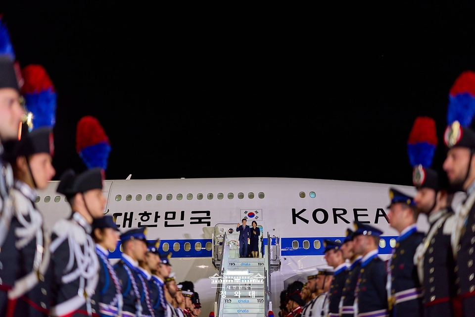 G7 정상회의 참석 계기 이탈리아를 방문한 이재명 대통령과 김혜경 여사가 6월 10일(현지 시간) 로마 레오나르도 다빈치 국제공항에 도착해 인사하고 있다.