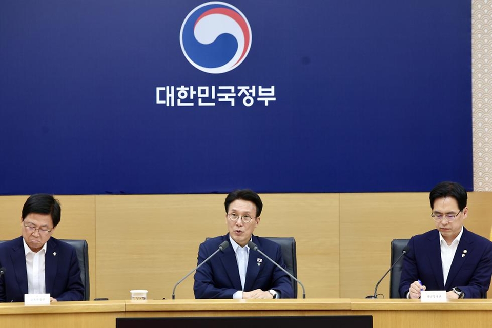 김민석 국무총리가 6월 11일 세종 다솜로 정부세종청사에서 열린 국민 참정권 침해 문제 관련 관계장관회의를 주재하고 있다.