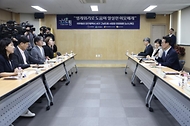 김민석 국무총리가 6월 11일 대구 서구 행복마당 푸드마켓을 방문, 시설울 둘러보고 그냥드림사업 현장 간담회에서 인사말을 하고 있다.