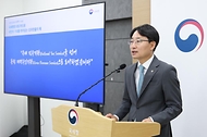 임광현 국세청장이 6월 11일 국세청 브리핑실에서 정부출범 1주년 성과발표를 하고 있다.