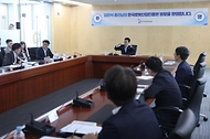 김민석 국무총리가 6월 11일 대구 한국로봇산업진흥원을 방문, 첨단로봇실증지원센터를 시찰하고 대한민국 로봇산업과 관련해 질문을 하고 있다.