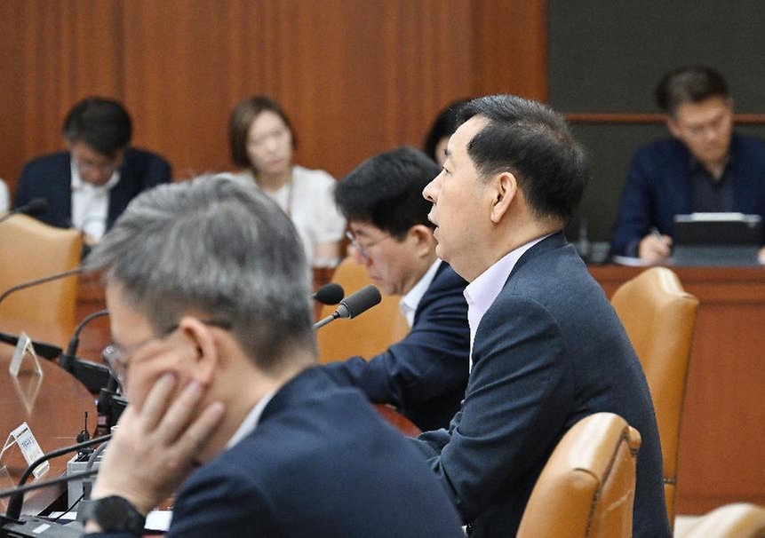 구윤철 부총리 겸 재정경제부 장관이 6월 12일 서울 종로구 정부서울청사에서 열린 '비상경제본부회의 겸 경제관계장관회의'를 주재, 모두발언을 하고 있다.