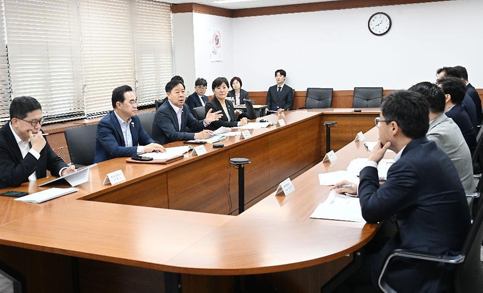 구윤철 부총리 겸 재정경제부 장관이 6월 11일 서울 종로구 정부서울청사에서 열린 고용관계장관간담회를 주재하고 있다.