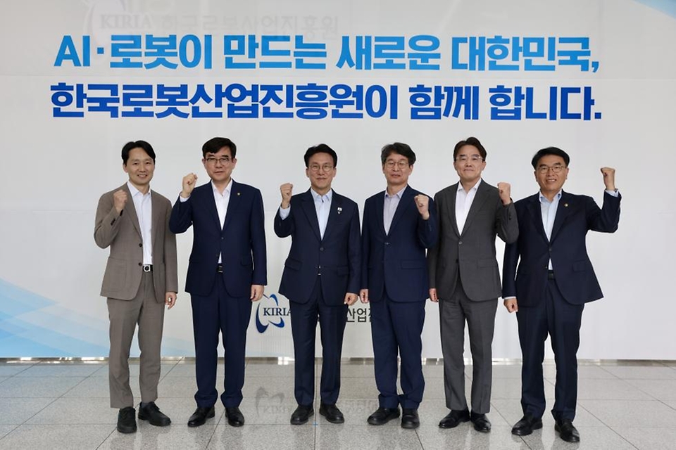 김민석 국무총리가 6월 11일 대구 한국로봇산업진흥원을 방문, 첨단로봇실증지원센터를 시찰하고 대한민국 로봇산업과 관련해 질문을 하고 있다.