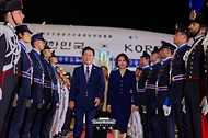 G7 정상회의 참석 계기 이탈리아를 방문한 이재명 대통령과 김혜경 여사가 6월 10일(현지 시간) 로마 레오나르도 다빈치 국제공항에 도착해 이동하고 있다.