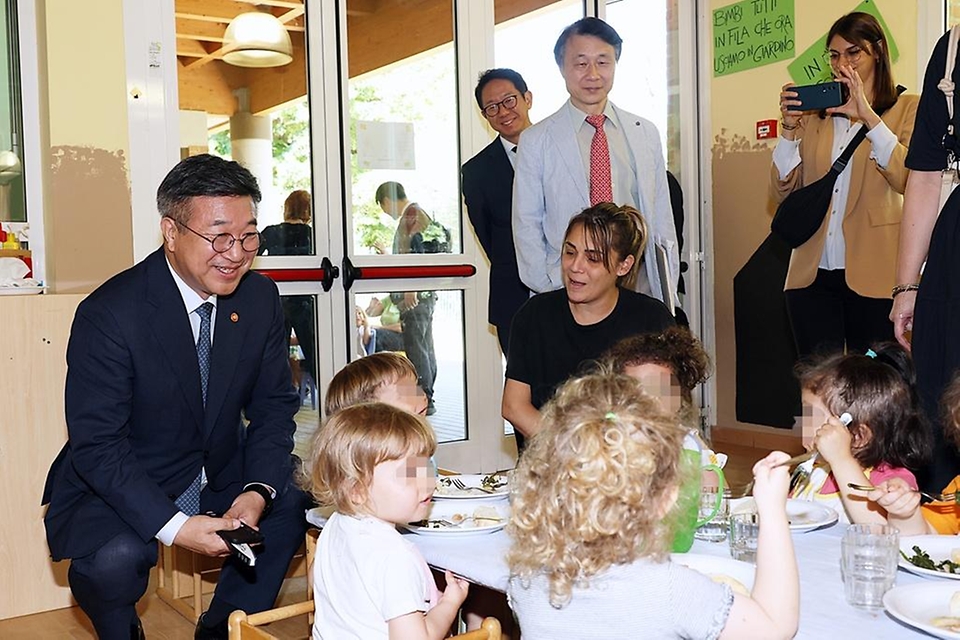 윤호중 행정안전부 장관이 6월 11일(현지 시간) 이탈리아 볼로냐 카디아이 돌봄사회적협동조합이 운영하는 어린이 보육시설을 방문해 지역 맞춤형 돌봄 서비스 정책 현장을 둘러보고 있다.