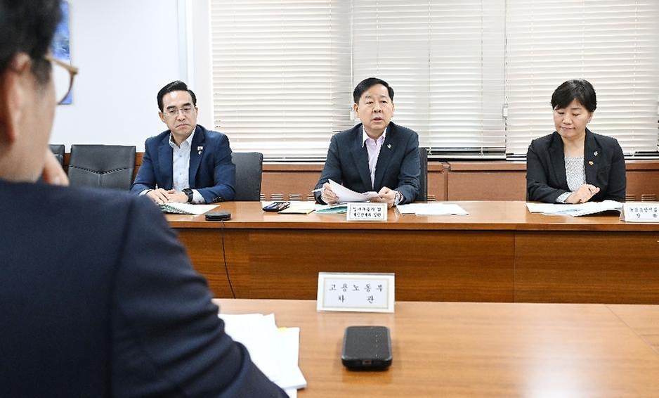 구윤철 부총리 겸 재정경제부 장관이 6월 11일 서울 종로구 정부서울청사에서 열린 고용관계장관간담회를 주재하고 있다.