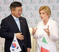 윤호중 행정안전부 장관이 6월 11일(현지 시간) 마리나 엘비라 칼데로네 이탈리아 노동사회정책부장관과 양자 회담을 갖고 양국 간 사회연대경제 전략적 협력 관계 등을 논의하고 있다.