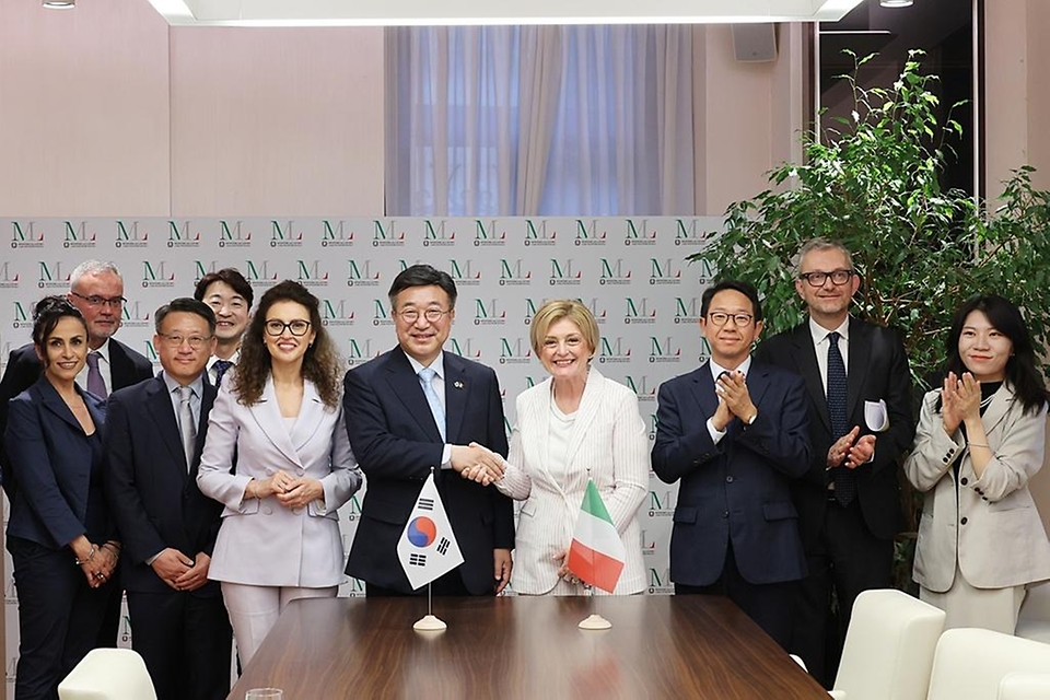 윤호중 행정안전부 장관이 6월 11일(현지 시간) 마리나 엘비라 칼데로네 이탈리아 노동사회정책부장관과 양자 회담을 갖고 양국 간 사회연대경제 전략적 협력 관계 등을 논의하고 있다.