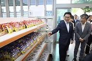 김민석 국무총리가 6월 11일 대구 서구 행복마당 푸드마켓을 방문, 시설울 둘러보고 그냥드림사업 현장 간담회에서 인사말을 하고 있다.