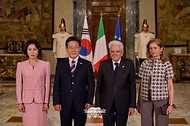 이재명 대통령 부부가 6월 11일(현지 시간) 이탈리아 로마 대통령궁에서 열린 국빈방문 환영식을 마친 뒤 세르지오 마타렐라 대통령과 영애인 라우라 마타렐라 여사와 기념 촬영을 하고 있다.