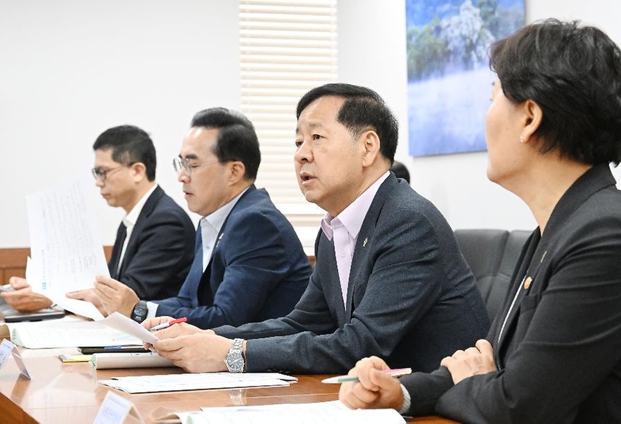 구윤철 부총리 겸 재정경제부 장관이 6월 11일 서울 종로구 정부서울청사에서 열린 고용관계장관간담회를 주재하고 있다.