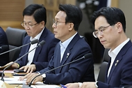 김민석 국무총리가 6월 11일 세종 다솜로 정부세종청사에서 열린 국민 참정권 침해 문제 관련 관계장관회의를 주재하고 있다.
